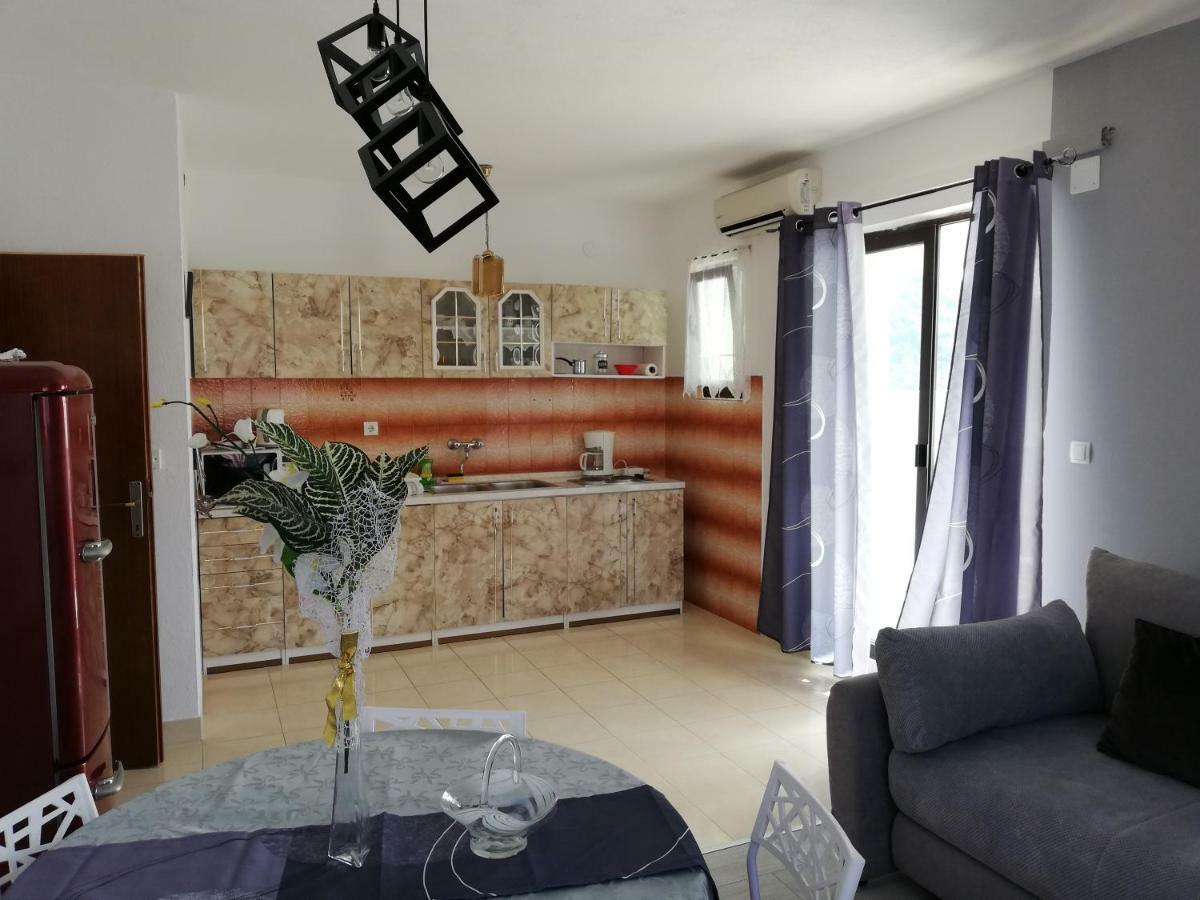 Apartment Stojan A1 Marina Bagian luar foto